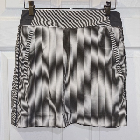 Athleta Dresses & Skirts - Athleta Brooklyn Textured 16” Skirt Skort, Gray White Stripe, Size 4​